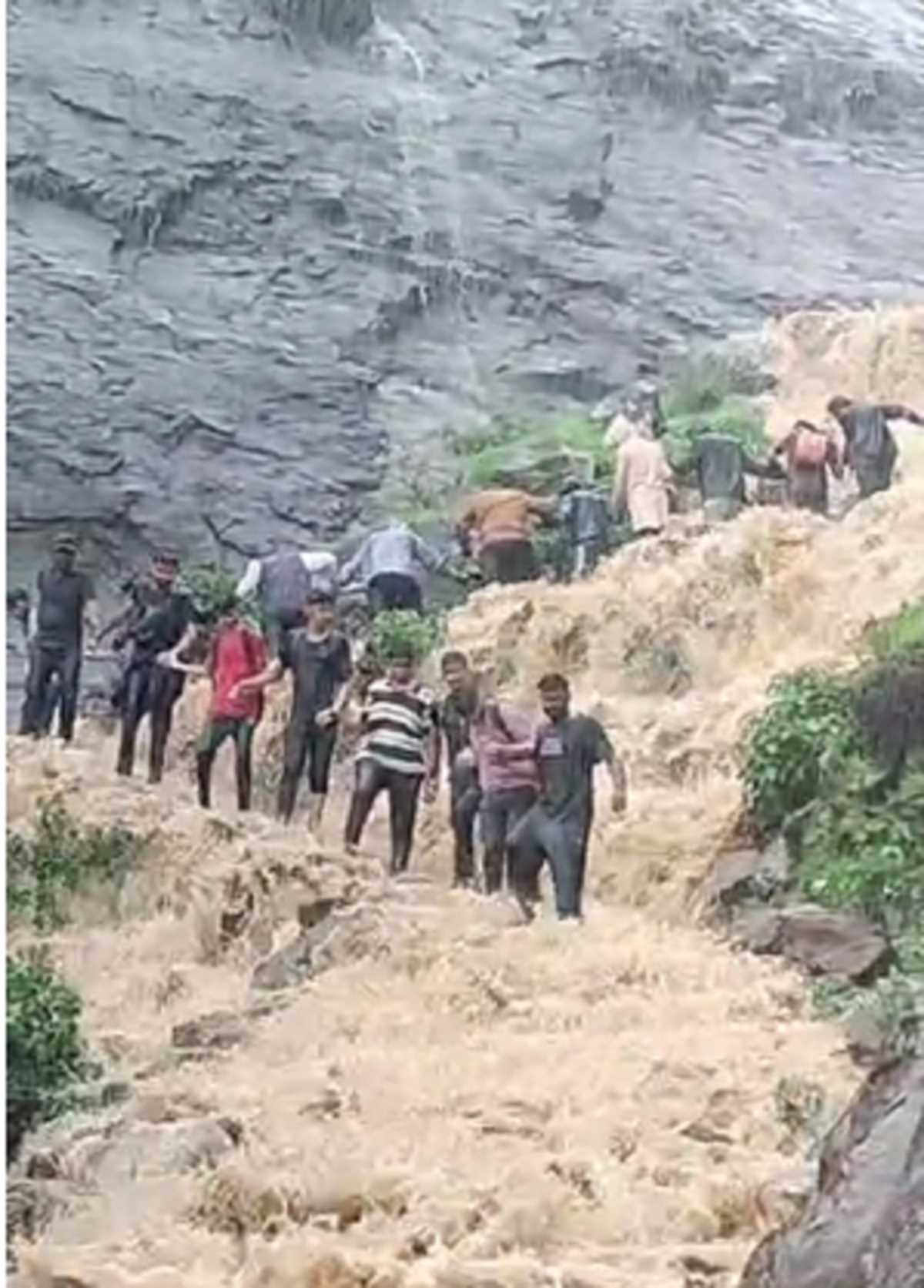 नासिक के अंजनेरी झरने में फंसे पर्यटकों को वन विभाग की टीम ने बचाया